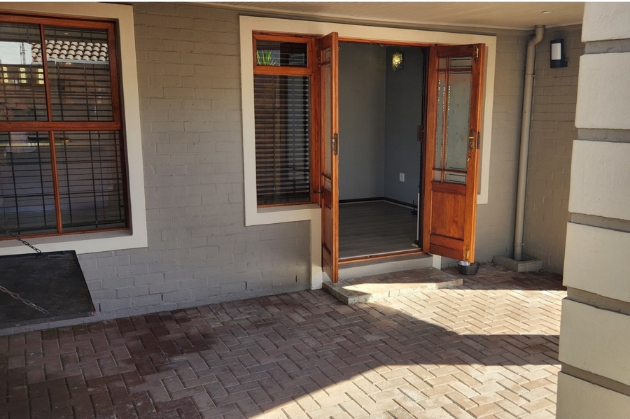 2 Bedroom Property for Sale in Uitzicht Western Cape